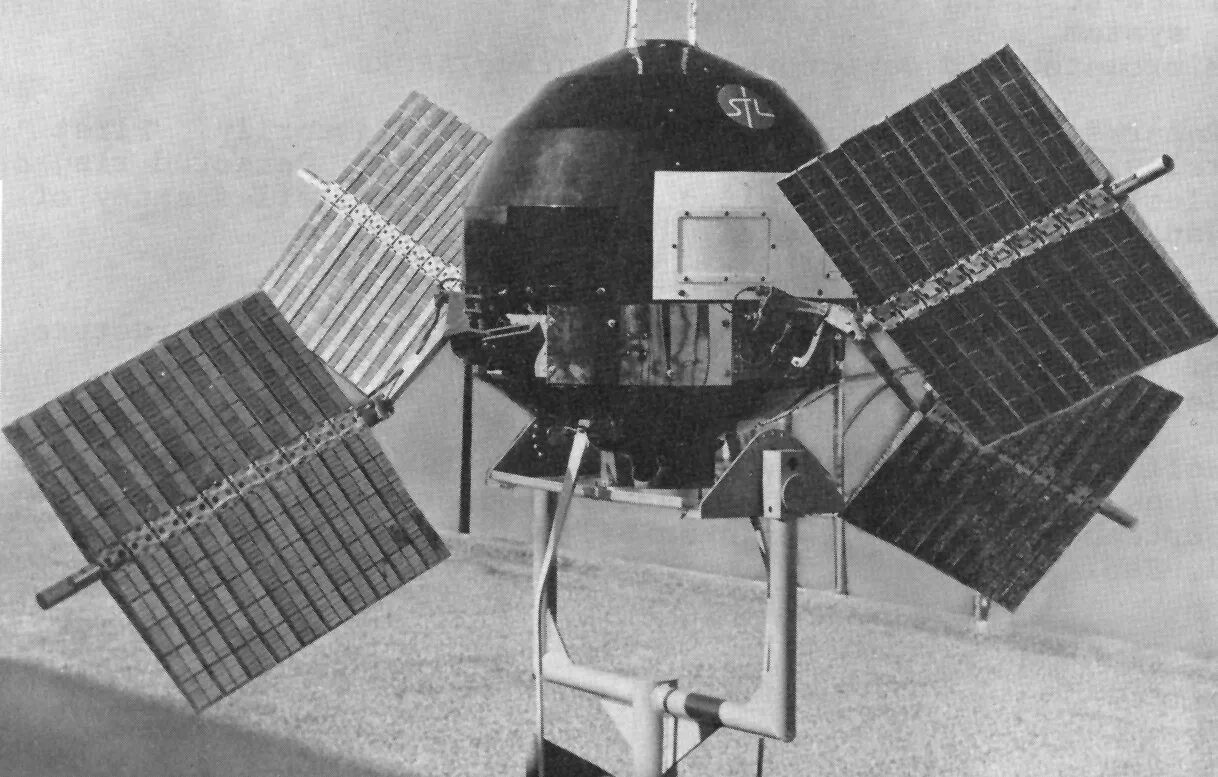 Первый космический аппарат поднявший человека. Explorer 6 Спутник. Эксплорер-1 искусственный Спутник. Explorer 6 космический аппарат. Американский Спутник Авангард-1.