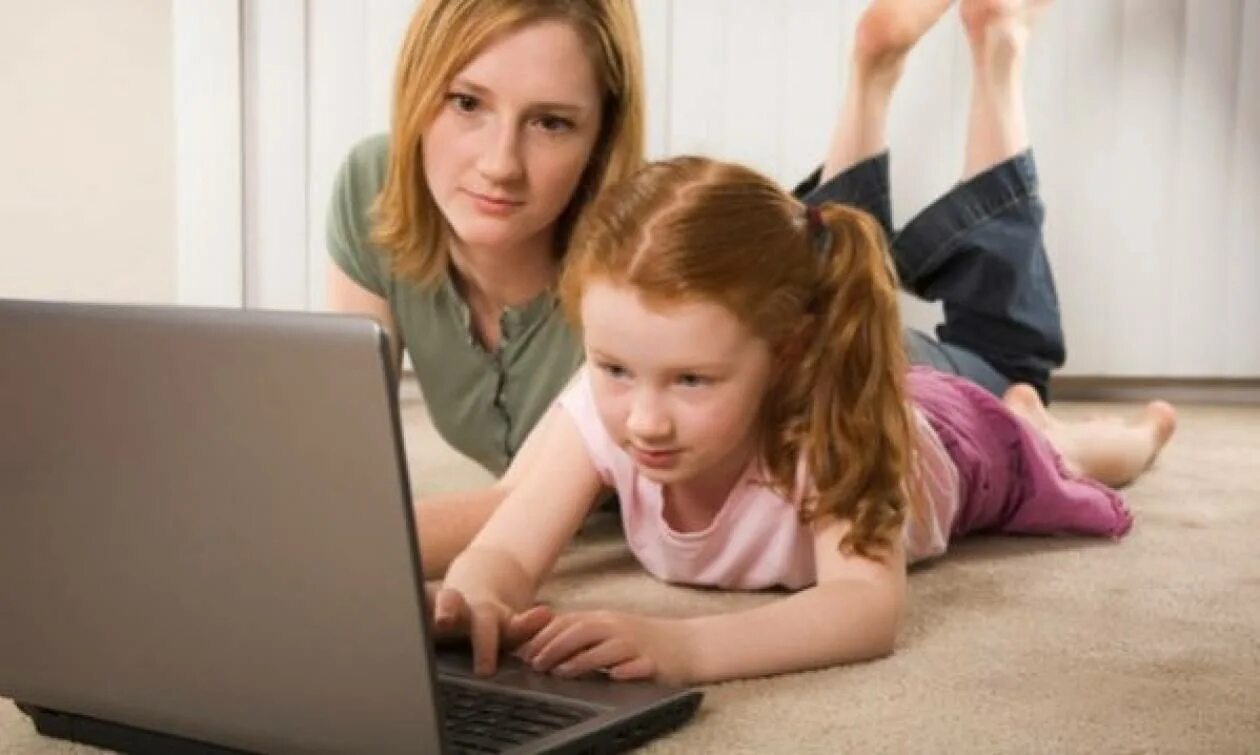 Без разрешения мамы. Детям об интернете. Родители и дети за компьютером. Компьютер для детей. Дети родители компьютер.