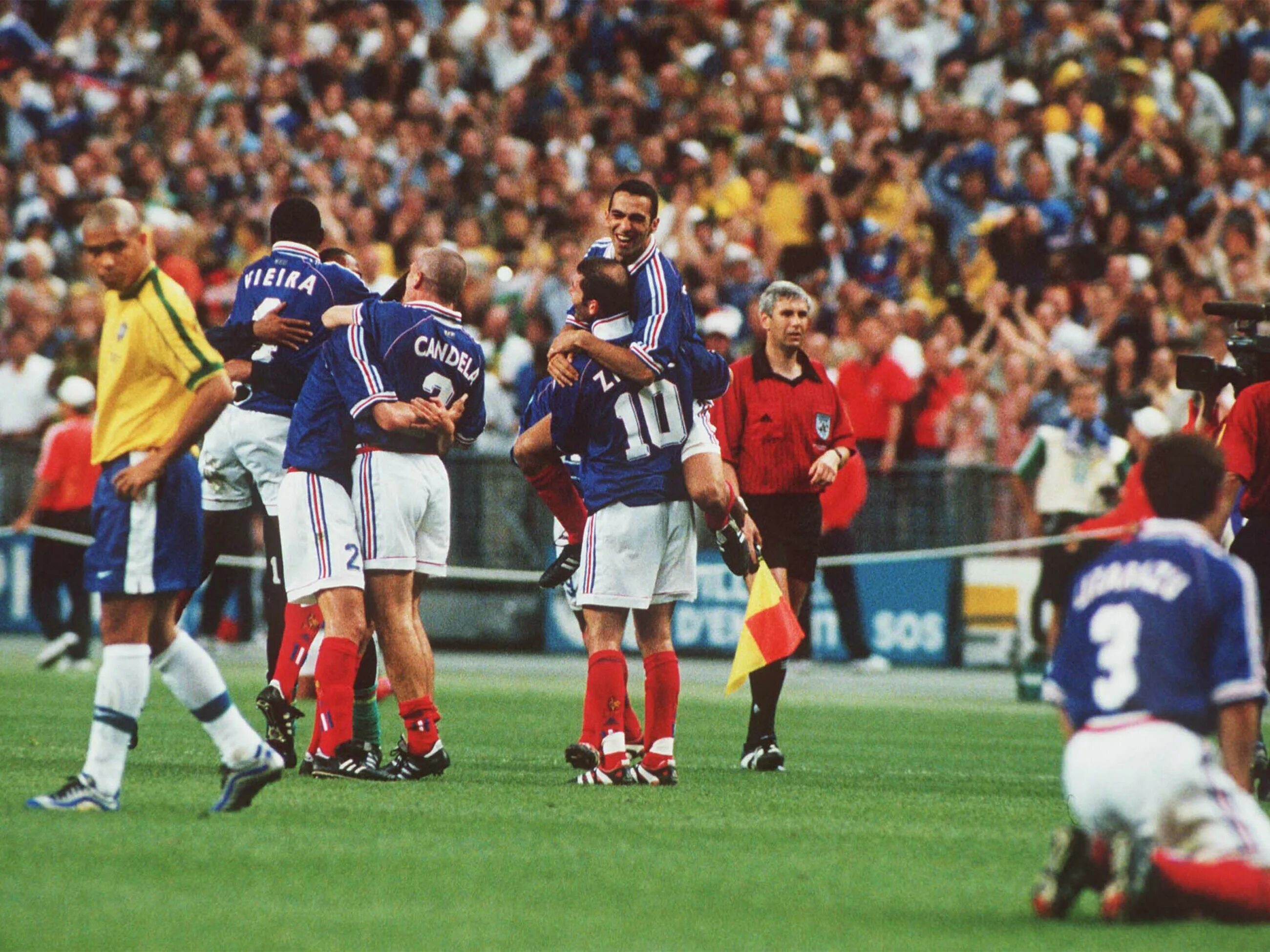 Город бразилия франция. Франция Бразилия 1998 финал. Франция Бразилия 1998 Зидан. Финал ЧМ 1998.