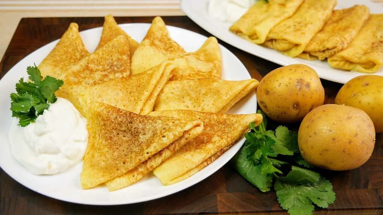 Блины с картошкой и грибами. Сырные блинчики с зеленью. Блины с зеленью. Фаршированные блины с картошкой. Блинчики с картошкой рецепт.