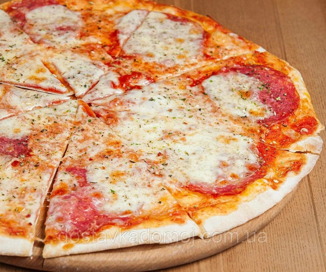 Пицца быстро и вкусно мягкая. Пицца на тонком тесте. итальянская пицца на тонком тесте. тонкое тесто для пиццы. домашняя пицца на тонком тесте.