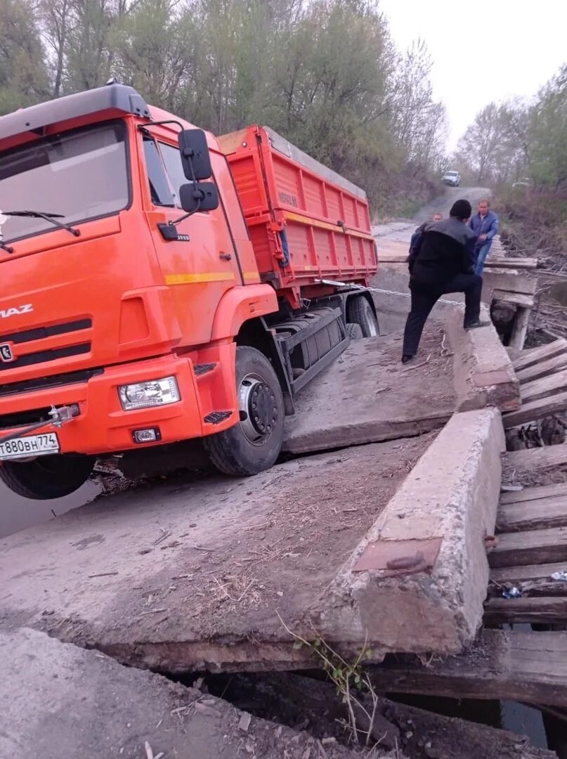 Произошла неприятная ситуация. КАМАЗ провалился. Водитель КАМАЗА. Сломанный КАМАЗ. КАМАЗ застрял.