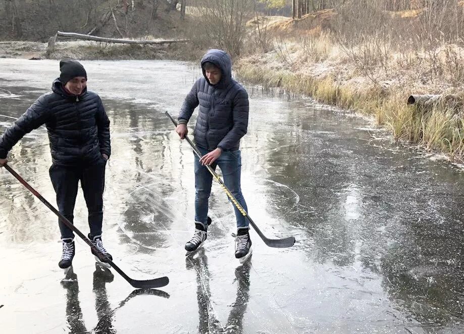 Пересечение замерзшего водоема. Замерзший водоем переходят. Лед. Замерзший водоем переходят. Замерзший водоем.
