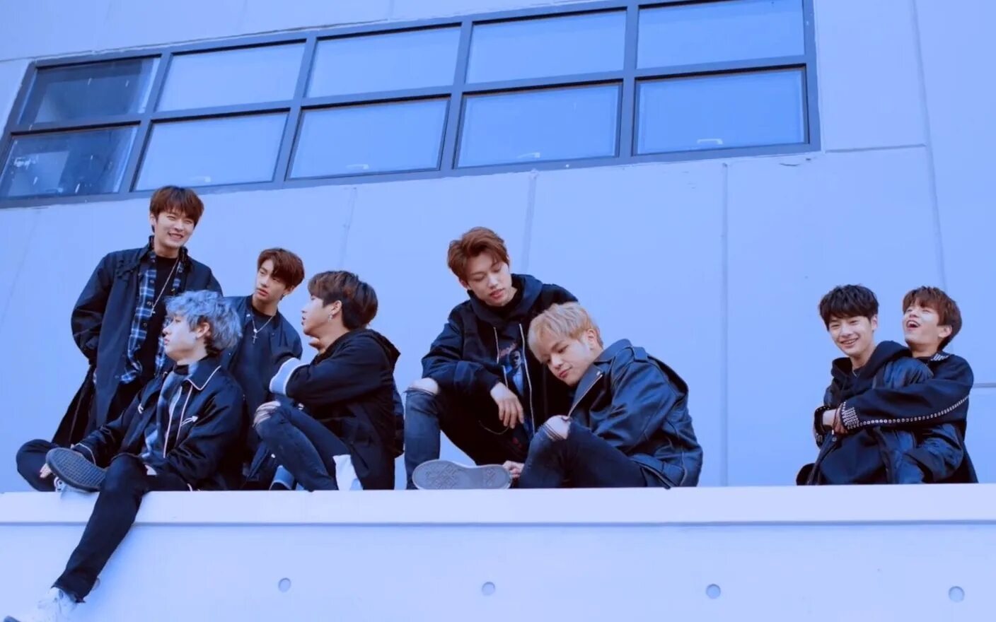 Группа Stray Kids. Stray Kids ot9. Stray Kids на крыше. Stray Kids панорамная фотосъемка. Стрей кидс музыка слушать