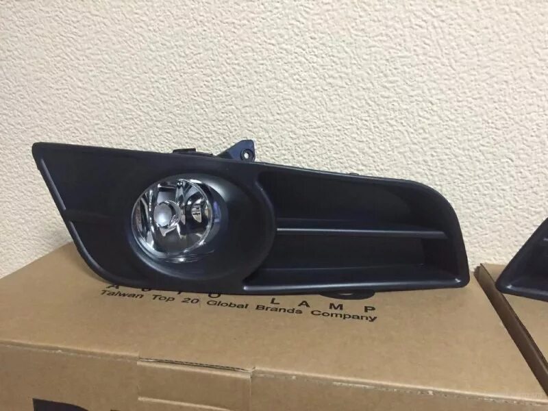Противотуманная фара toyota corolla. Тойота королла е120 птф. птф toyota corolla e120. туманки королла 120 2006. противотуманная фара toyota corolla 120.
