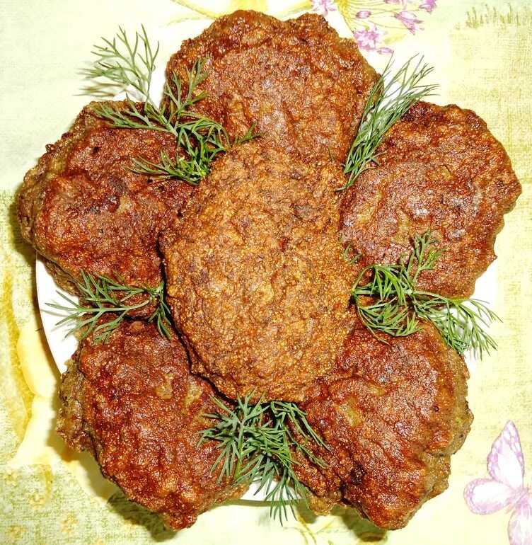 Котлеты из печени куриной на сковороде пышные. Печеночные котлеты. Котлеты из куриной печени. Печёночные котлеты из куриной печени. Котлеты с печени куриной.