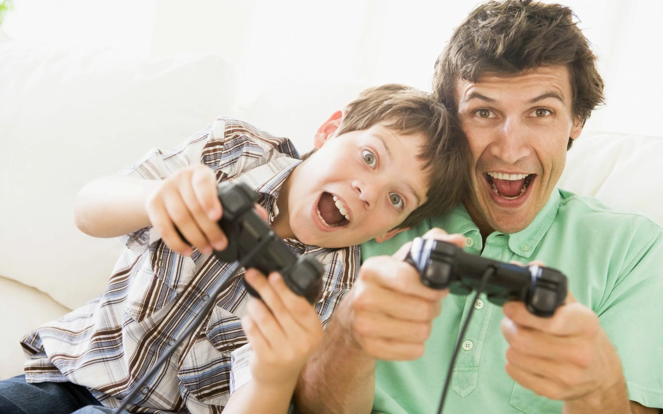 My brother play computer games