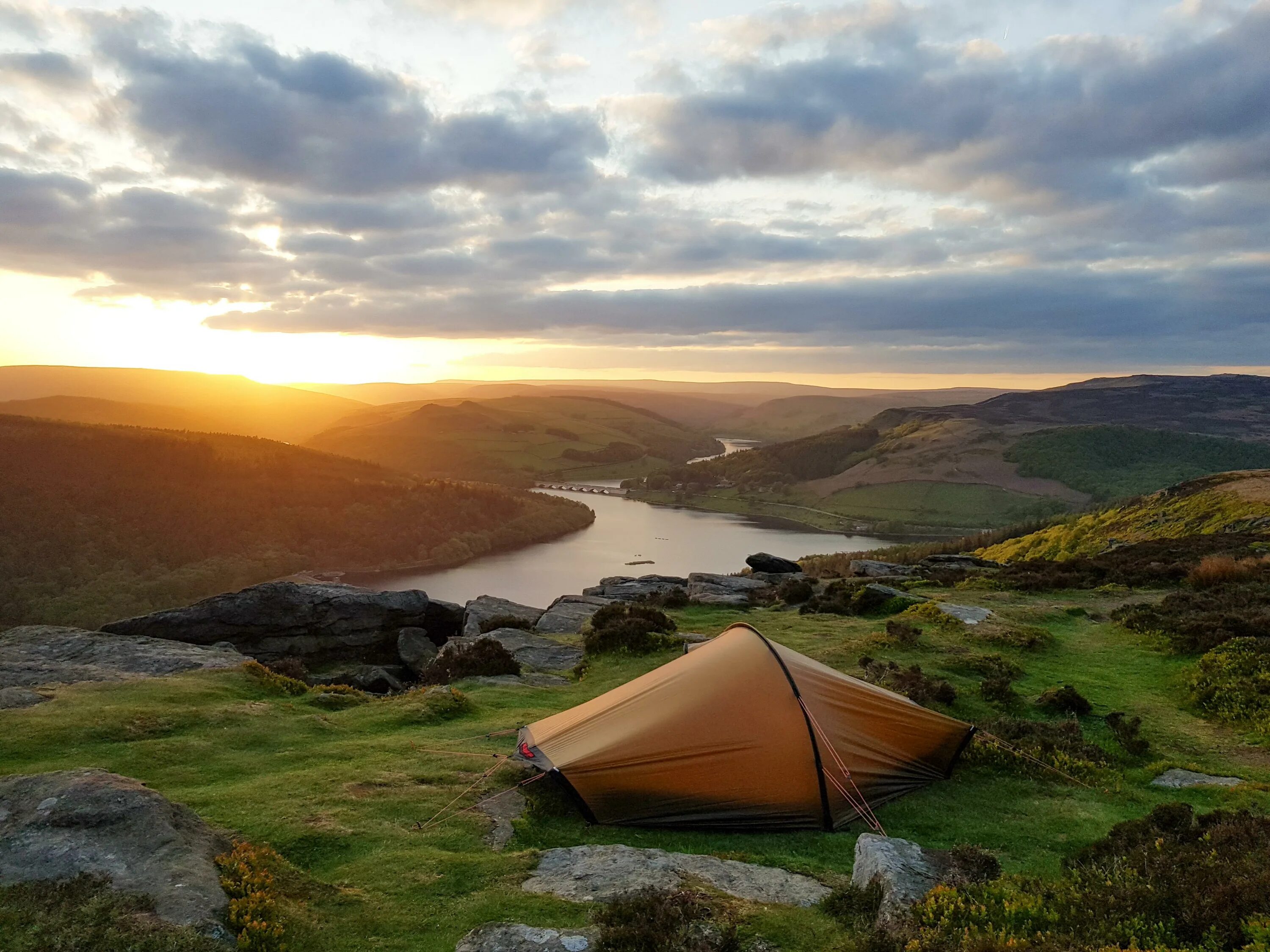 Wild camp. Долина Эдейл, пик Дистрикт, Великобритания. Дикий кемпинг Лейк Дистрикт. Campsite Англия. Палатка у моря.