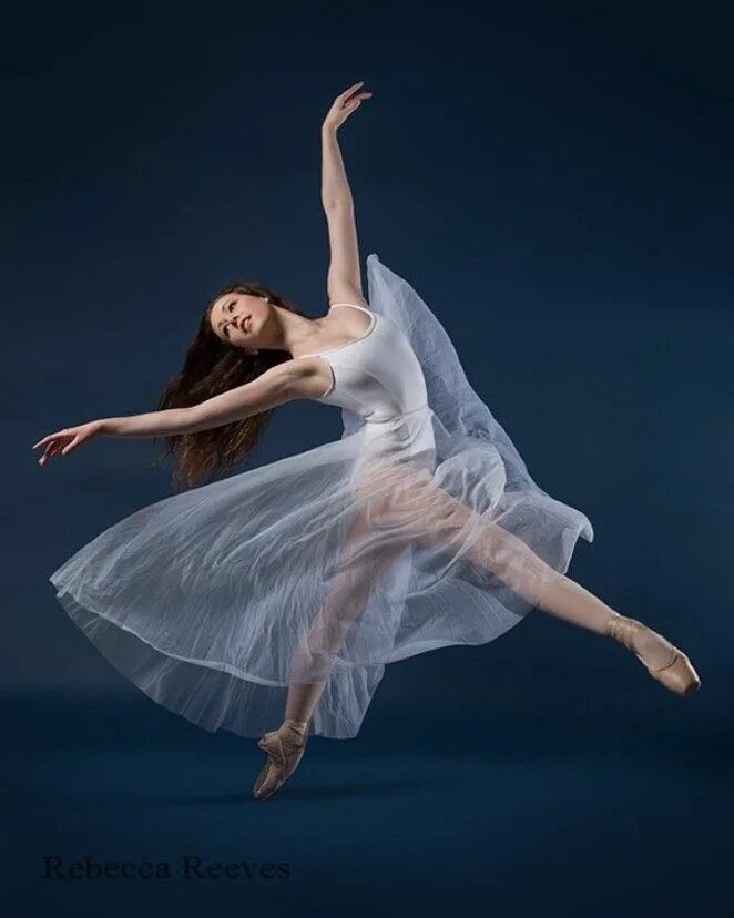 Балерина танцует. Красивые Балетные движения. Танцовщица в белом платье. Сольный танец. Хореография балет.