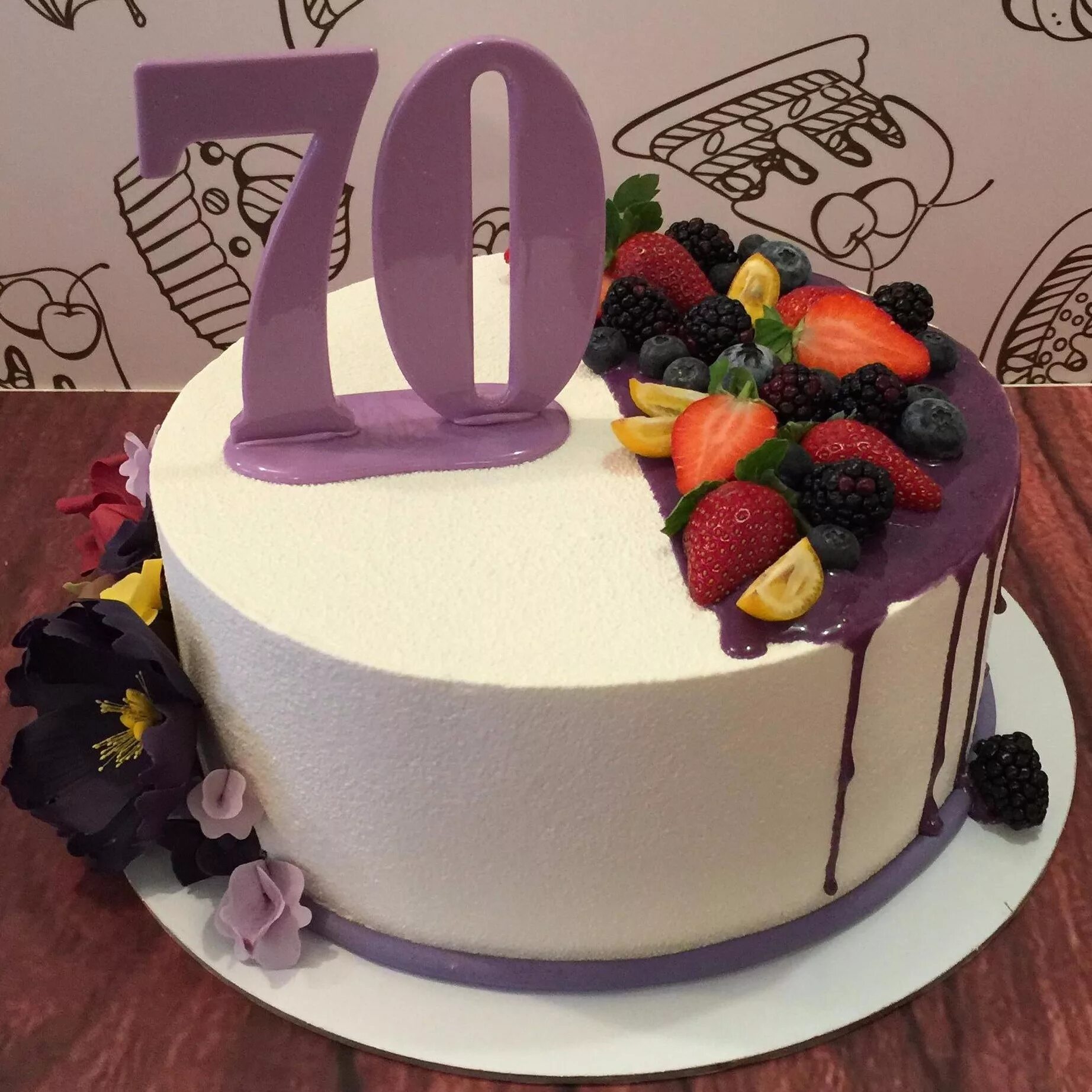 Торт на юбилей. Торт с днем рождения!. Торт на юбилей 70 лет. Торт на 70 лет женщине.