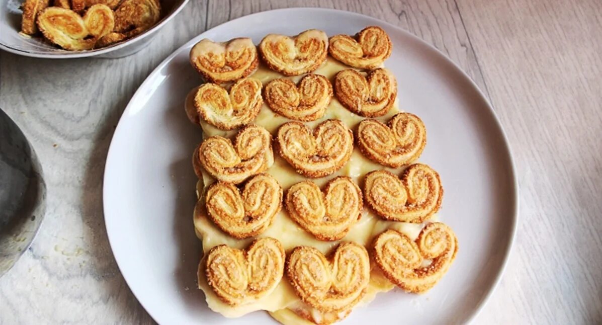 Торт из ушек без выпечки. Торт с печеньем ушки. Торт из печенья ушек слоеных. Торт наполеон из ушек. Торт из слоеных ушек.