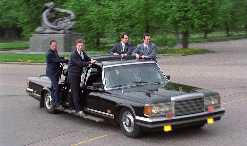 Ездить служебный. Ездить служебный. Машины госслужащих. Служебный автомобиль. Водитель и автомобиль.