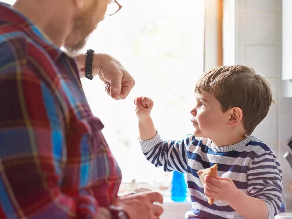 Дать воспитание родителей. Воспитание ребенка. Дети дают пять. Родитель и ребенок дай пять. Нечестность детская.