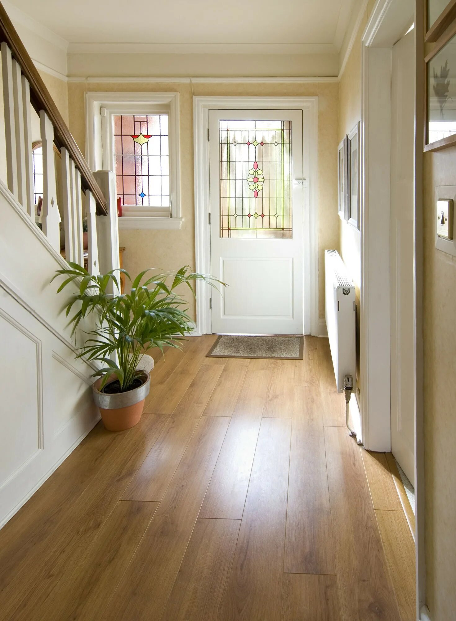 Ламинат ясень вирджиния кастамону. Пол линолеум. Я сижу в коридоре выстланном белым линолеумом. Светлый ламинат в интерьере. Я сижу в коридоре выстланном белым линолеумом.