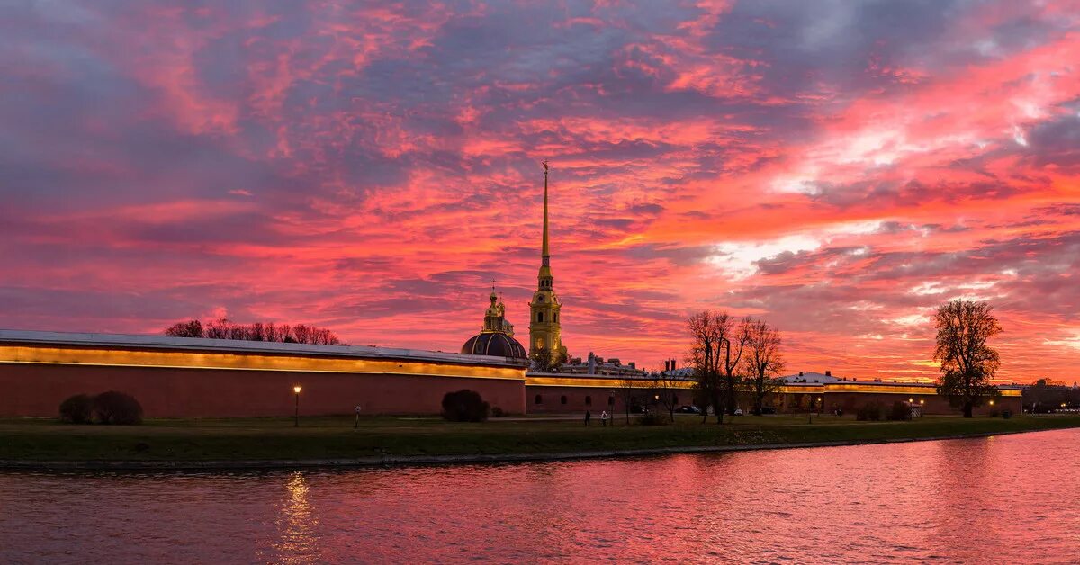 Оранжевый рассвет новосибирск. Закат этого учебного заведения. Закат саратов. Вечер в городе. Рассвет в городе владивосток.