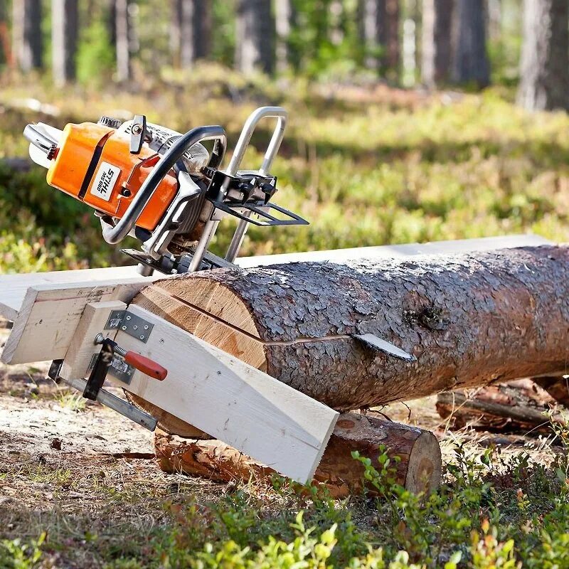 Пилим бревна. Пилить дрова. Пилим бревна. Срезанное дерево. Распил деревьев бензопилой.