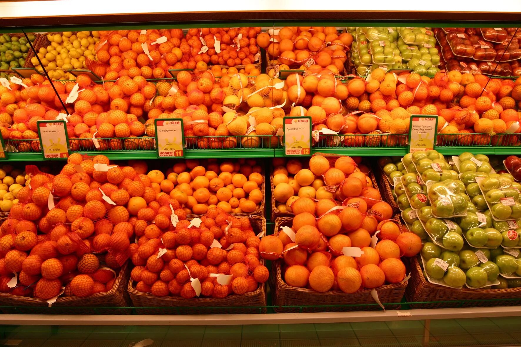 апельсины мандарины магазины. апельсины на рынке. корзинка с апельсинами. прилавок с апельсинами. фруктовый прилавок.