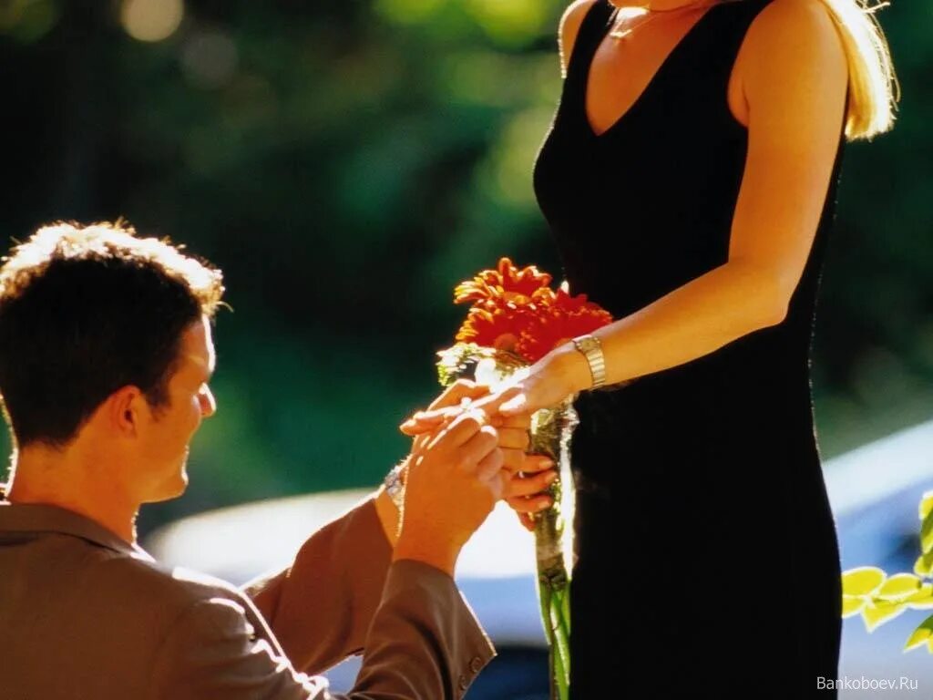 Парень делает предложение на коленях. Просить руку девушки. Предложение кольцо мужчина на колено. Парень на колене с кольцом. Предложение руки и сердца девушке.