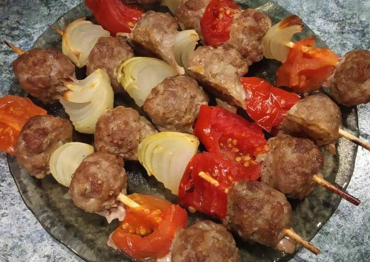 Свинина в духовке шашлык с овощами. Мясо на шпажках в духовке. мясо на шпажках в духовке с овощами. шашлык мясной на шпажках. мясные шашлычки на шпажках в духовке.