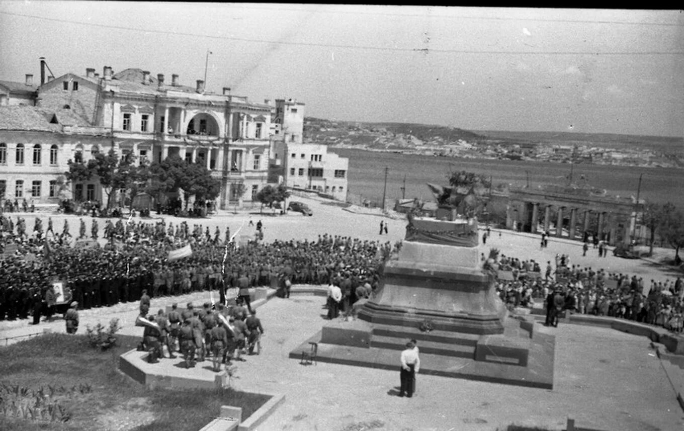 Севастополь 1944 год. Освобождение Севастополя 1944. Освобождение Севастополя 1944 Графская Пристань. Освобождение Севастополя пл Нахимова. Площадь Нахимова 1944 фото.