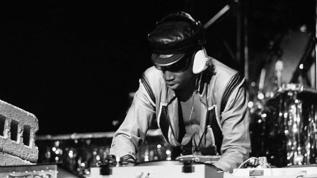 Flash the message. Грандмастер флэш в молодости. grand master flash message. грэндмастера флэша. grandmasters фото.