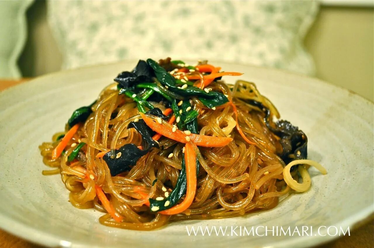 Фунчоза с китайскими грибами. Japchae Noodles. Корейские салаты. Грибы для корейских блюд. Корейская лапша.