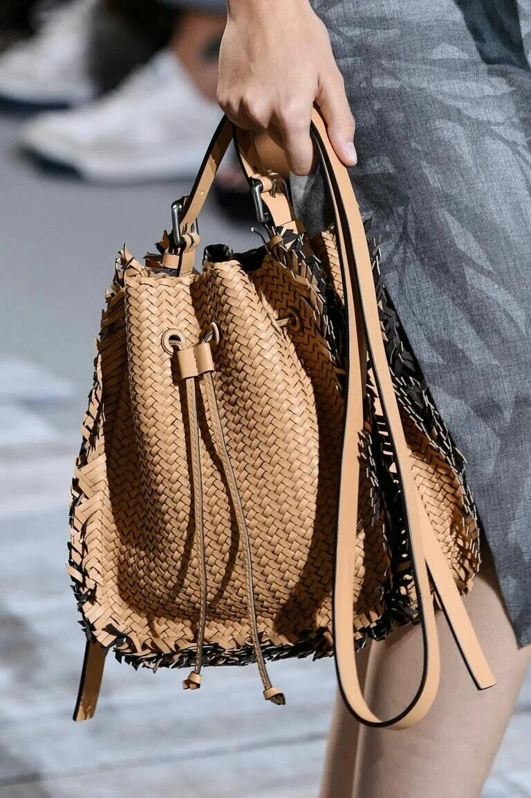 Сумки Хобо 2023 модные. Michael Kors collection Bags 2018. Michael Kors сумки лето 2022. Michael Kors сумки 2023.