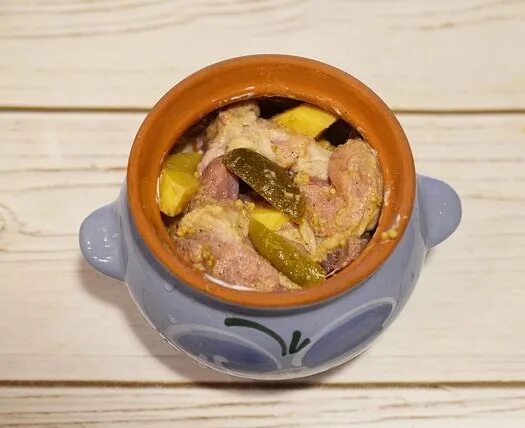 рыба в горшочках с солеными огурцами. мясо в горшочках с огурцами солеными. мясо в горшочках с огурцами солеными. жаркое в горшочках с огурцами солеными. азу в горшочках в духовке.