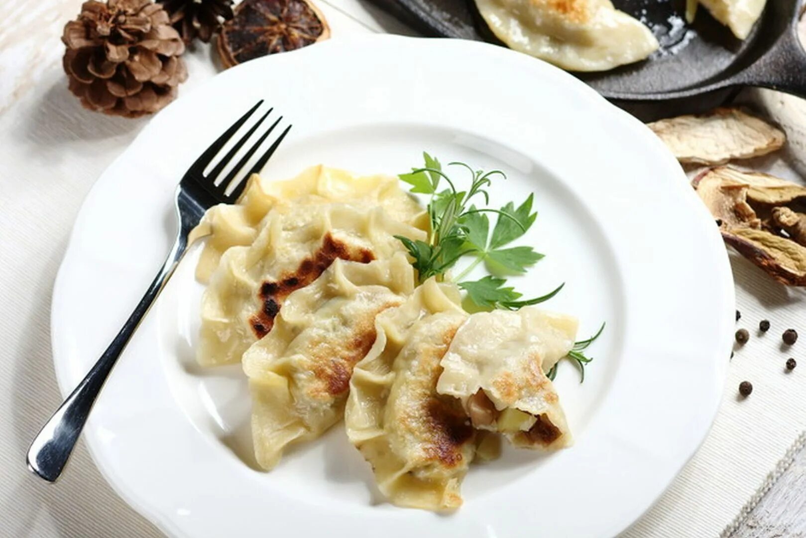 Фото вареники с картошкой и луком. Вареники с грибами. Вареники с картошкой и грибами. Вареники с картофелем и луком. Подача вареников с картошкой и грибами.