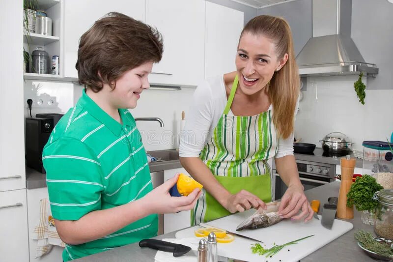 Has mum cook. Мальчишки на кухне. Семья на кухне режет лайм. Hey mom what's Cooking.