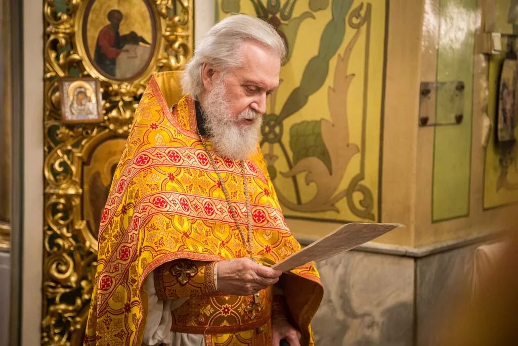 слово игумен. настоятель храма сергия радонежского. настоятель и прихожане. михаил авраменко священник. антиминс на литургии.