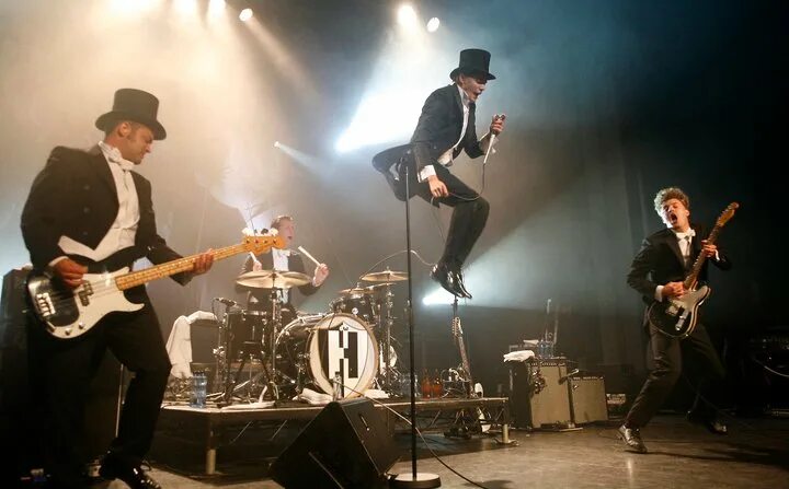 Past live 2023. The Hives группа. The Hives. The Rods 2011 Vengeance.