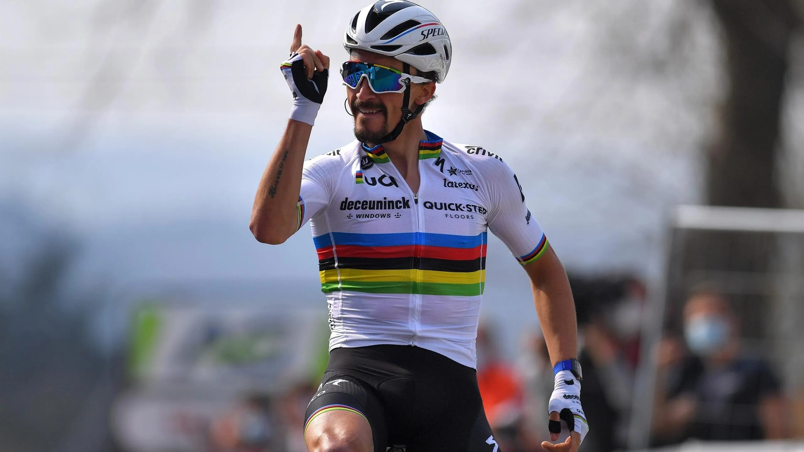 Жюлиан алафилипп. Году велогонщик. Велосипедист летом. Велоспорт тур де франс 2021. Джулиан алафилипп велогонщик.