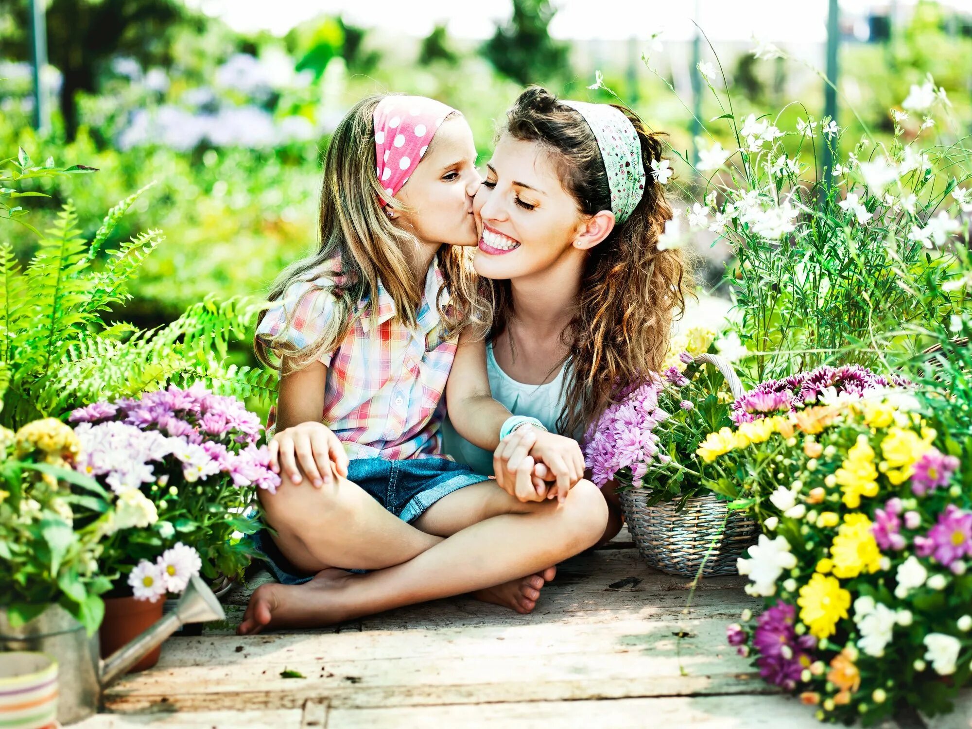 Tiny daughters. Мама и дочка. Красивая мама с дочкой. Фотосессия мама и дочка. Девочка с мамой.