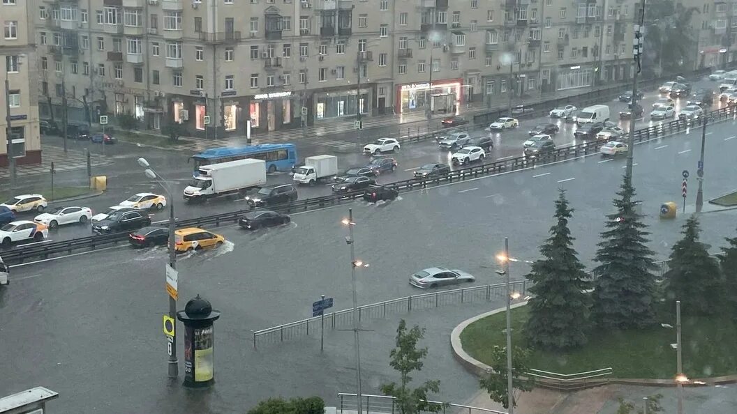Что сейчас происходит в москве с погодой. Желтый уровень погодной опасности. Что сейчас происходит в москве с погодой. Сильный снег в москве. Что сейчас происходит в москве с погодой.