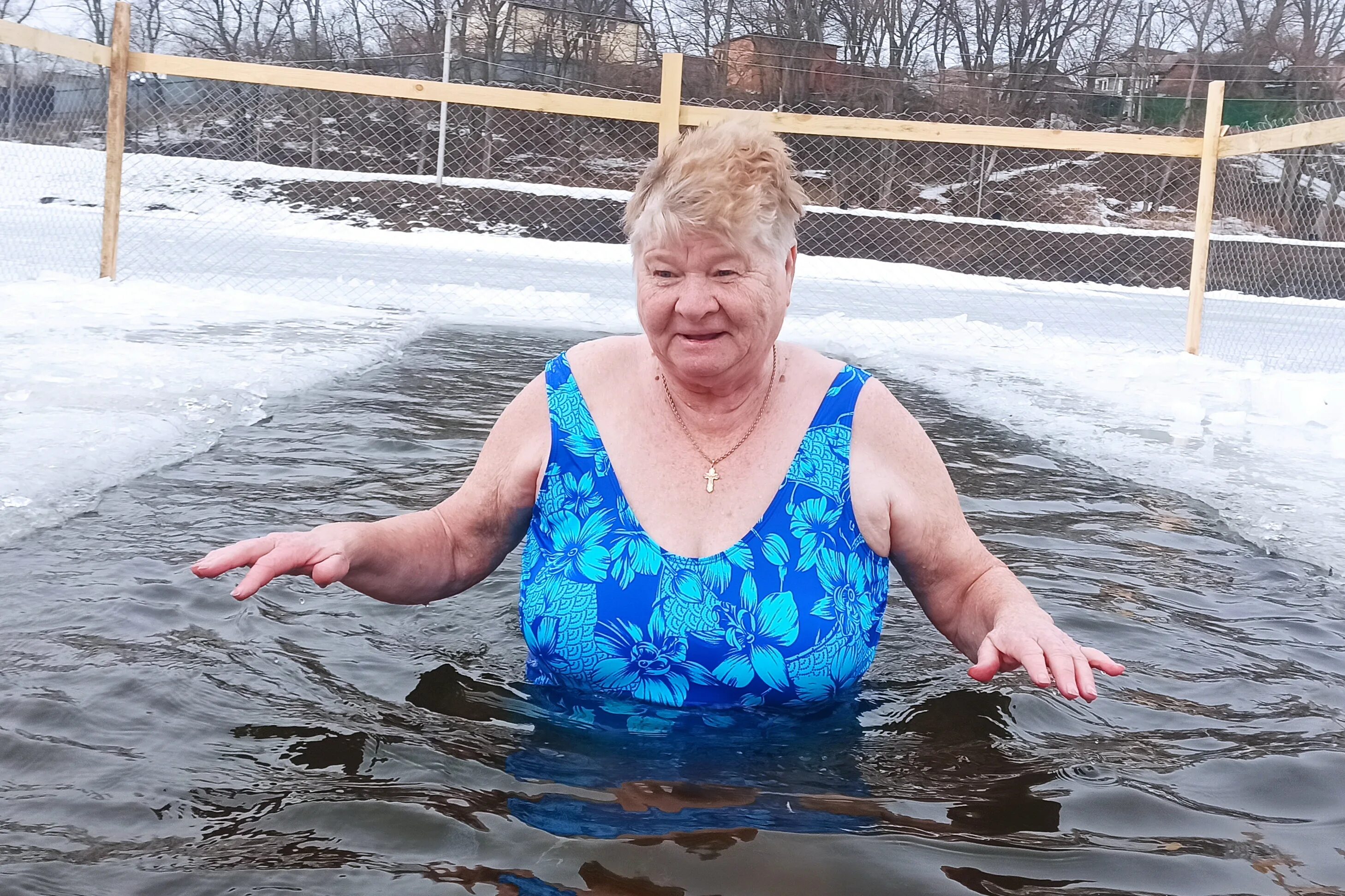 Пожилые купаются. Пенсионерка в купальнике. Купания пожилых. Бабушки моржи. Купание в проруби.