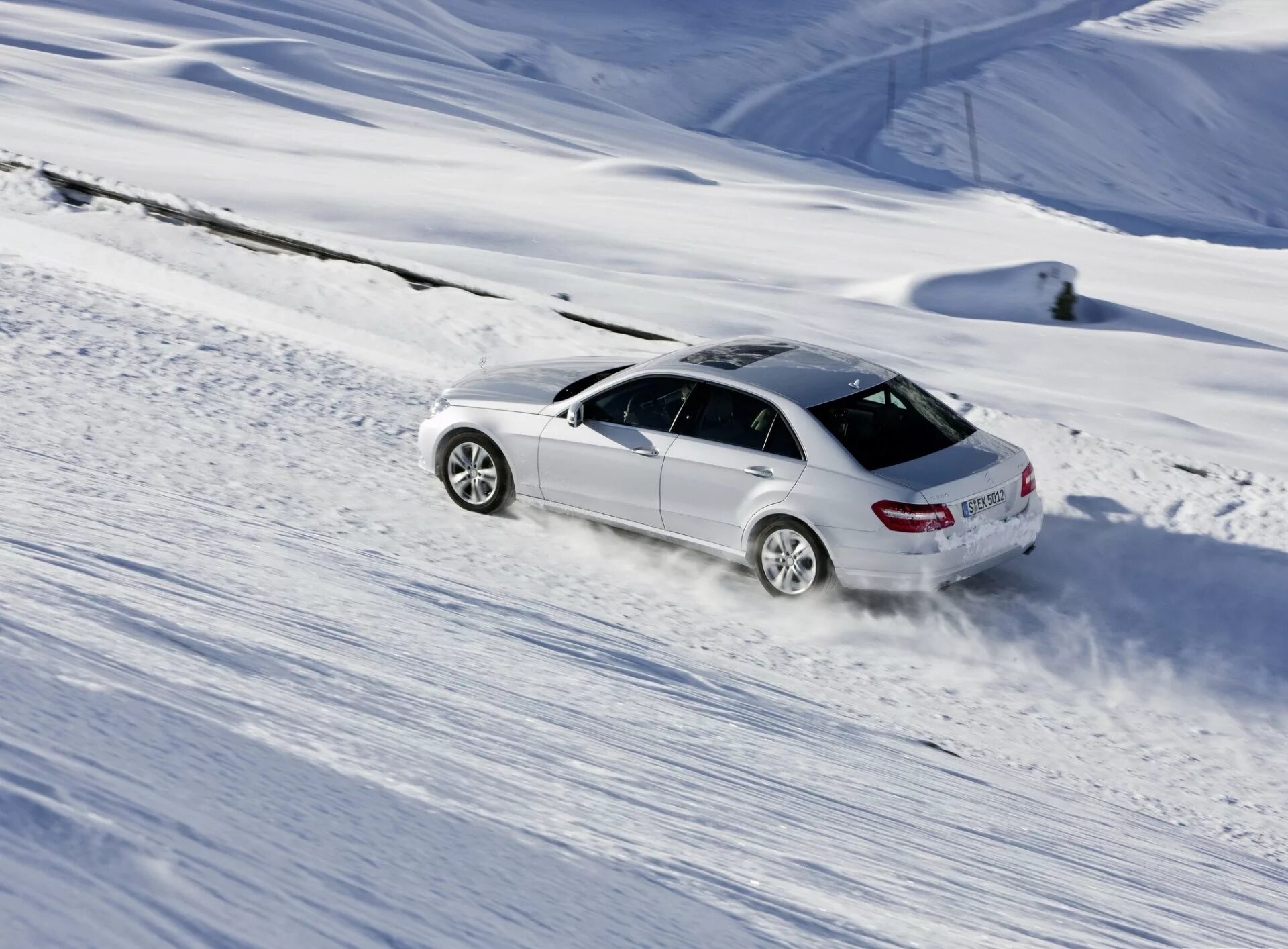 Птицы на дорогах зимой. Mercedes Benz 4 matic. Mercedes Benz 4matic Snow. «Mercedes-Benz Winter Drive» 2004. Mercedes Benz e350.