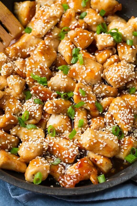 Курица с кунжутом рецепт. Мясные блюда в кунжуте. курица в кунжуте. куриное филе в соевом соусе с кунжутом. курица с кунжутом и соусом.
