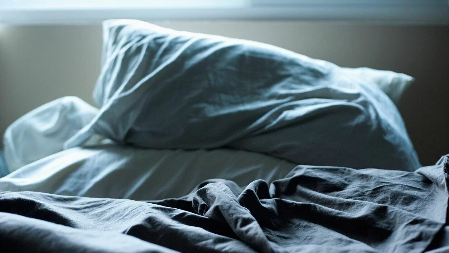 Смятая кровать. Девушка в белой простыне. Под простыней. Под простыней. Мэрилин монро лёжа дуглас киркланд.