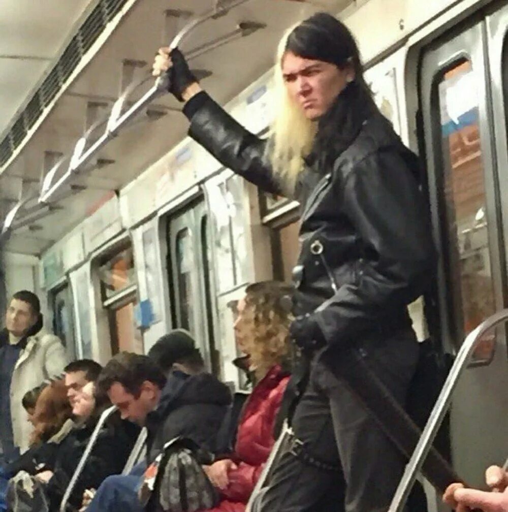 Люди в метро москвы. Кто самый сильный в метро. Фотосессия в метро. Человек сидит в метро. Пассажиры московского метро.