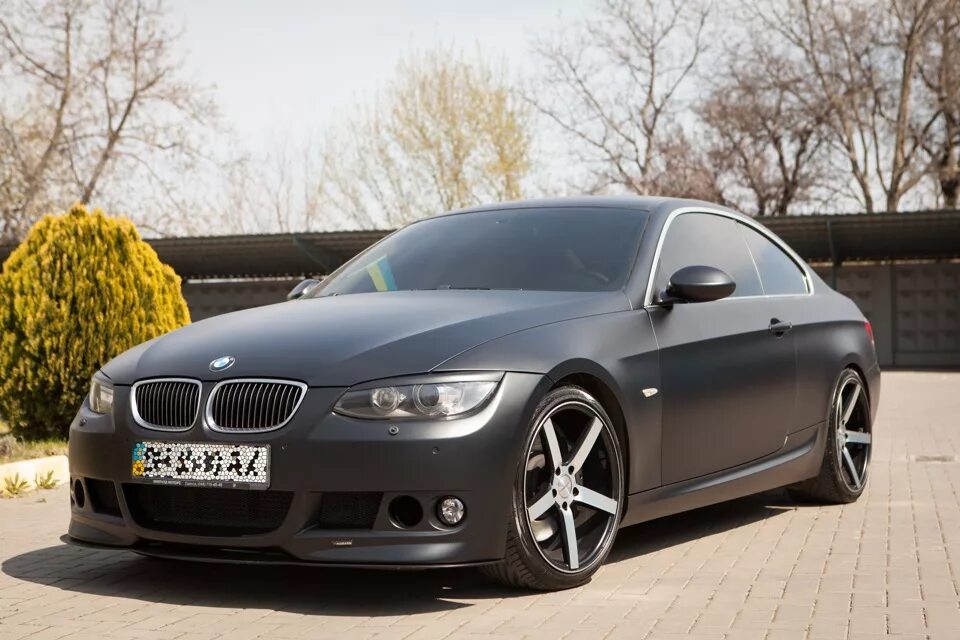 BMW e92 матовый черный. БМВ 3 черная матовая. BMW e92 черная. БМВ 5 купе чёрный матовый.