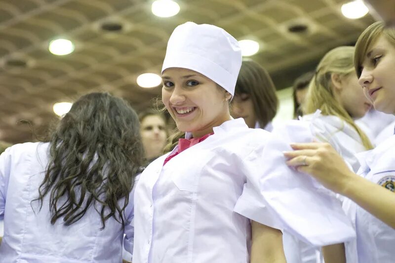 Студентки медики. Студент медик в халате. Студентки медицинского университета. Одежда в медицинском университете.