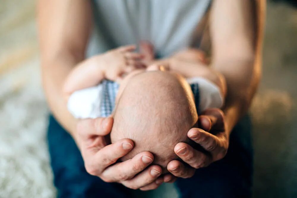 Родничок у младенцев фото. Задний Родничок у новорожденных.