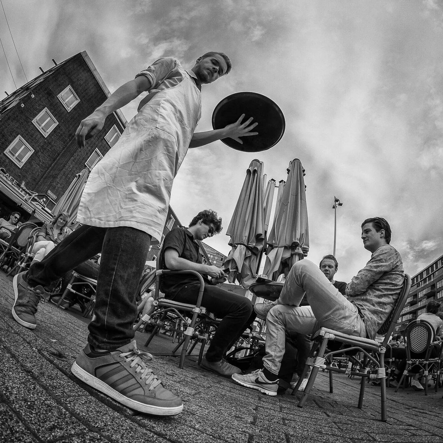 Точка съемки и ракурс. Выгодный ракурс съемки. Кадры со съемок фильмов. Фотограф фотографирует фотографа. Необычный ракурс в фотографии.