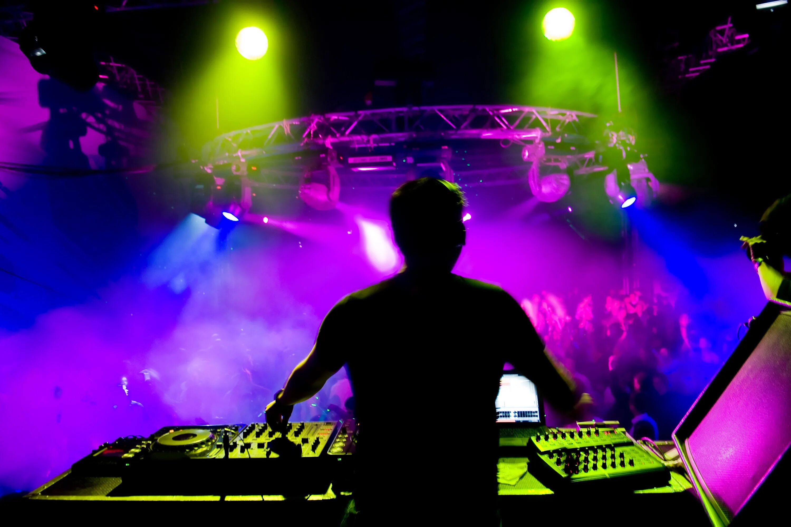 Диджей 3д. Фотосессия диджея в студии. Dj за пультом. Dj instrumental music. Инструменты диджея.