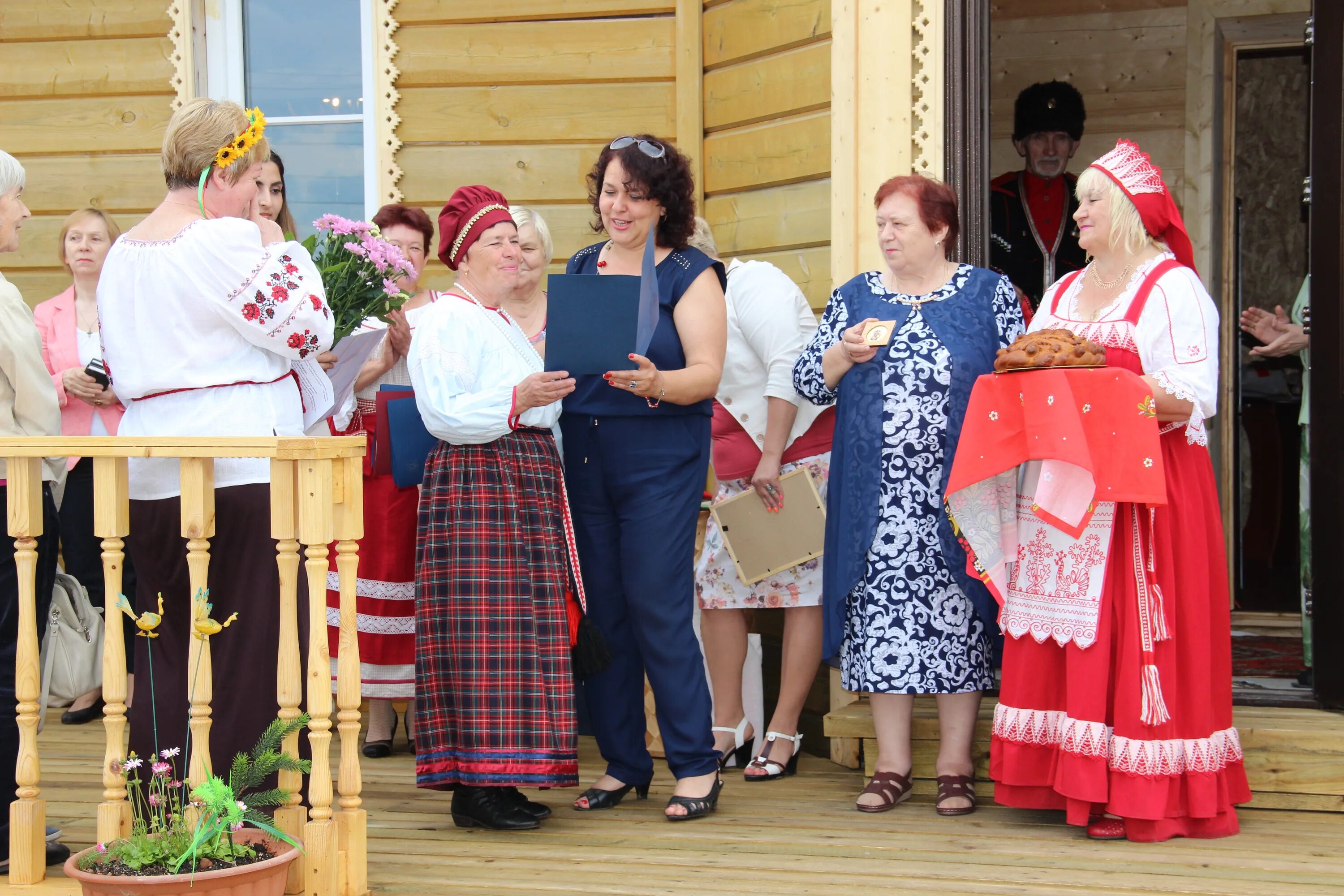 праздничное застолье. люди обедают в ресторане. город принимающий гостей. семья за столом. гости в гостинице.