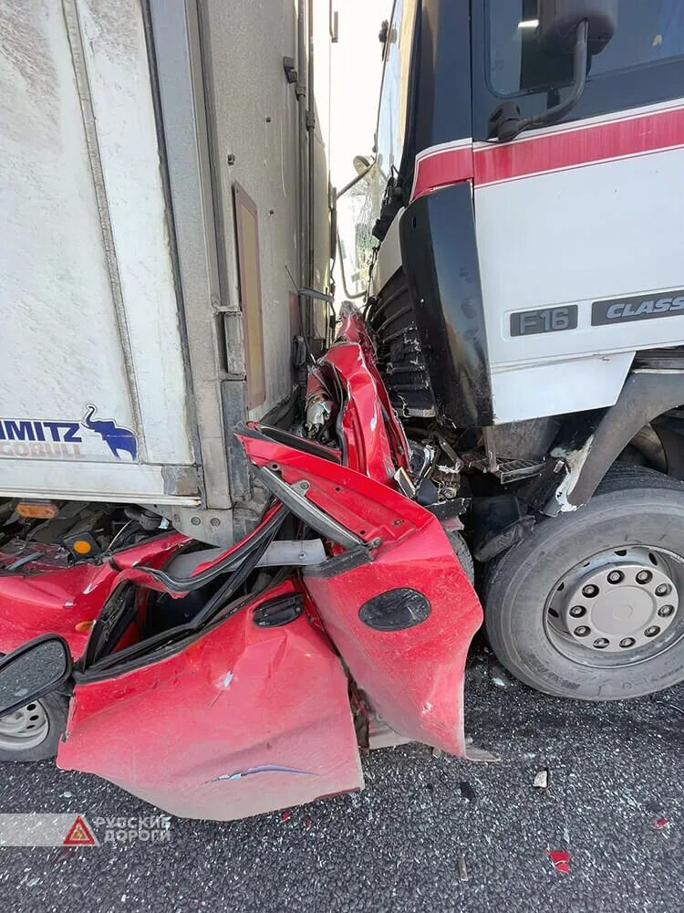 Жан клод вандам шпагат на грузовиках. Жан-клод ван дамм шпагат на грузовиках. Грузовик смял легковушку. Легковушку зажало между фурами. Жан-клод ван дамм 2 грузовика.