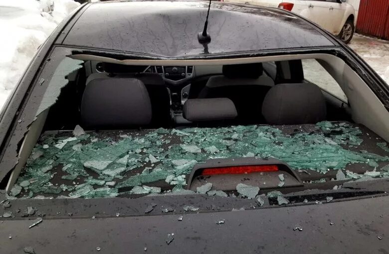 Разбитая крыша у авто. Разломанная крыша машины. Помяли крышу машины. Сход снега с крыши на автомобиль.