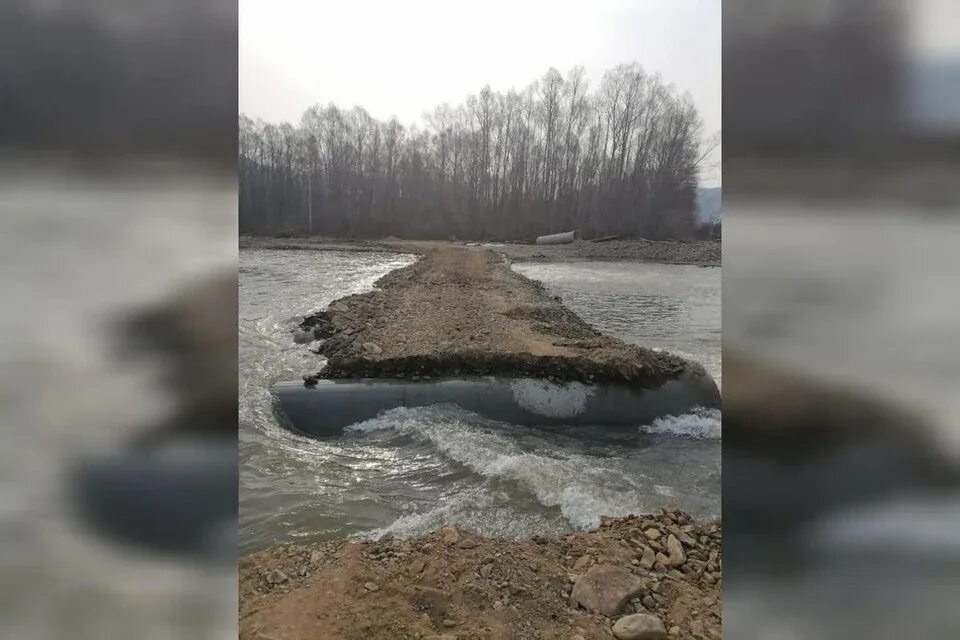 Прочитайте после реки разлива. Вода река. Разлив реки. Нефтяное пятно в реке. Разливание реки фото.