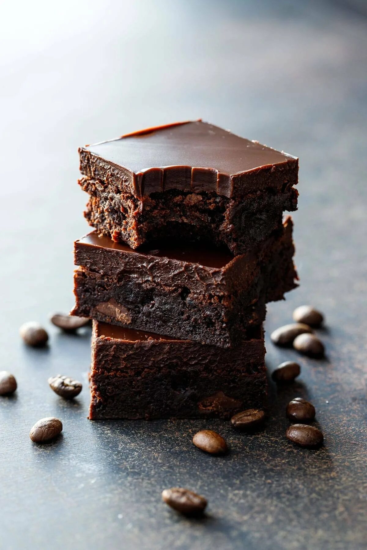 Как сделать брауни. Шоколадный Брауни. Шоколадные пирожные Брауни. Брауни с шоколадом. Брауни Chocolate Brownie пирожное.